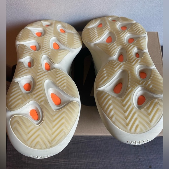 Size 8 1/2
Barely worn
Willing to negotiate
Dm if interested - Picture 2 of 6